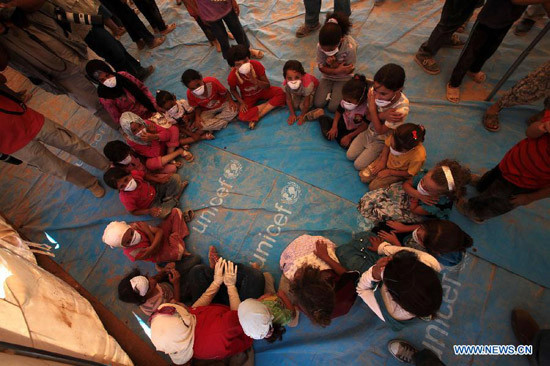 Trẻ em tị nạn Syria đang cùng nhau chơi trò chơi trong lều bạt. Trẻ em tị nạn Syria đang cùng nhau chơi trò chơi trong lều bạt.