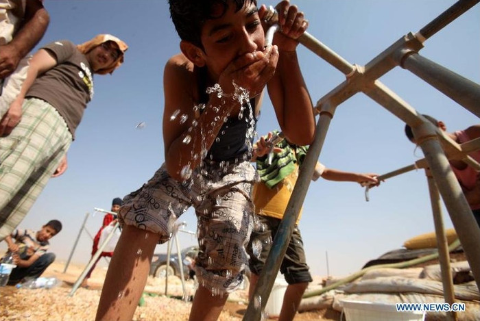 Trại Zaatari là trại chính thức đầu tiên của Jordan ở Mafraq dành cho người tị nạn Syria chạy trốn khỏi cuộc bạo lực tại đất nước họ, gần biên giới Syria. Trại Zaatari là trại chính thức đầu tiên của Jordan ở Mafraq dành cho người tị nạn Syria chạy trốn khỏi cuộc bạo lực tại đất nước họ, gần biên giới Syria.