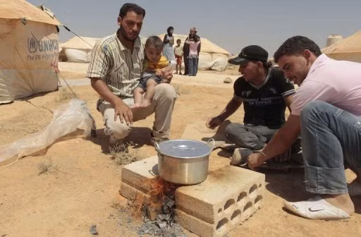 Những chiếc bếp tạm bợ qua ngày.