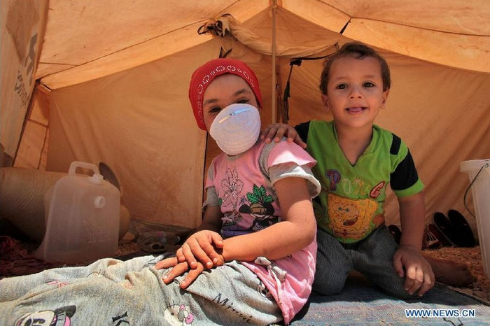 Gần biên giới Syria, trại tị nạn sa mạc Zaatari đã được xây dựng vào tháng trước để làm giảm bớt căng thẳng từ cuộc khủng hoảng nhân đạo. Hiện có khoảng 3000 người dân Syria đang trú chân tại đây. Gần biên giới Syria, trại tị nạn sa mạc Zaatari đã được xây dựng vào tháng trước để làm giảm bớt căng thẳng từ cuộc khủng hoảng nhân đạo. Hiện có khoảng 3000 người dân Syria đang trú chân tại đây.