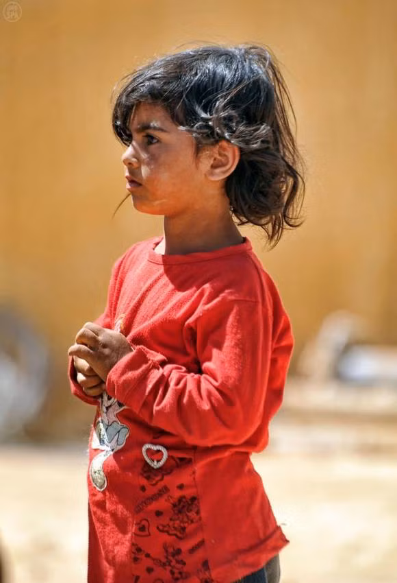 Trẻ em tị nạn Syria dưới cái nắng nóng chói chang của vùng sa mạc.