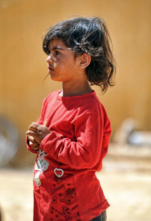 Trẻ em tị nạn Syria dưới cái nắng nóng chói chang của vùng sa mạc. Trẻ em tị nạn Syria dưới cái nắng nóng chói chang của vùng sa mạc.