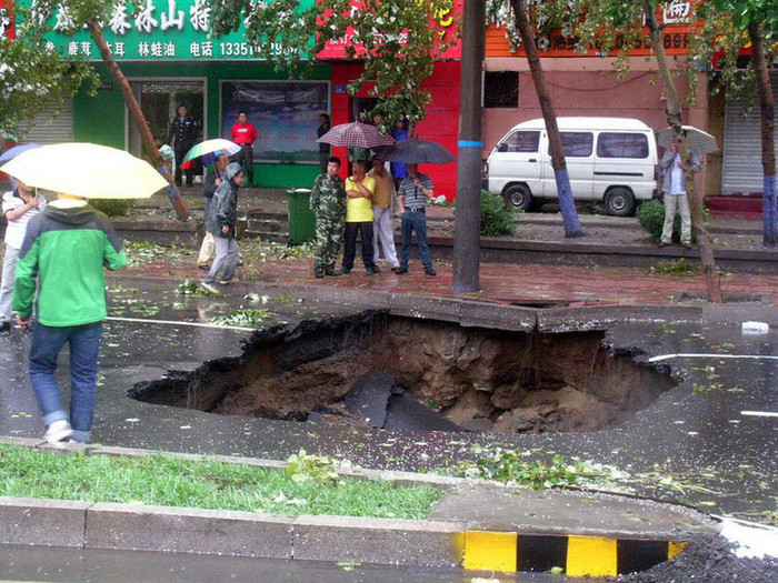 Đường Hứa Xương, Cáp Nhĩ Tân, thủ phủ của tỉnh Hắc Long Giang sụt lún vào ngày 29/8. Đường Hứa Xương, Cáp Nhĩ Tân, thủ phủ của tỉnh Hắc Long Giang sụt lún vào ngày 29/8.