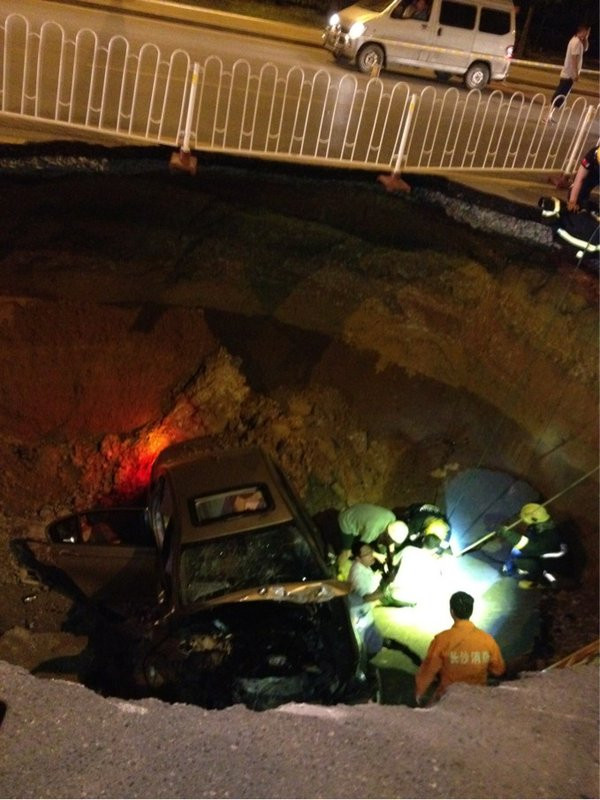 Chiếc xe ô tô bị "hố tử thần" nuốt chửng. Chiếc xe ô tô bị "hố tử thần" nuốt chửng.