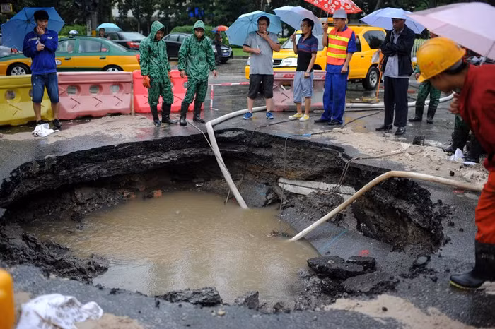 Đoạn đường Hoa Gia Địa ở Bắc Kinh ngày 1/8 cũng tắc nghẽn giao thông vì hư hỏng nghiêm trọng.