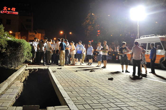 Một con đường bị sụt tại Thái Nguyên, tỉnh Sơn Tây ngày 12/7. Một con đường bị sụt tại Thái Nguyên, tỉnh Sơn Tây ngày 12/7.