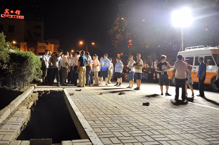 Một con đường bị sụt tại Thái Nguyên, tỉnh Sơn Tây ngày 12/7.