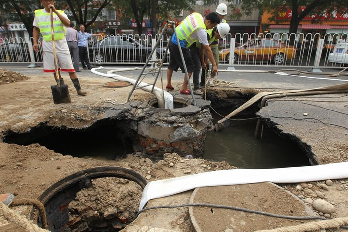 Hố sâu khoảng 3m trên phố Tô Châu, Bắc Kinh ngày 17/8. Hố sâu khoảng 3m trên phố Tô Châu, Bắc Kinh ngày 17/8.