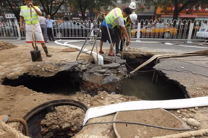 Hố sâu khoảng 3m trên phố Tô Châu, Bắc Kinh ngày 17/8.