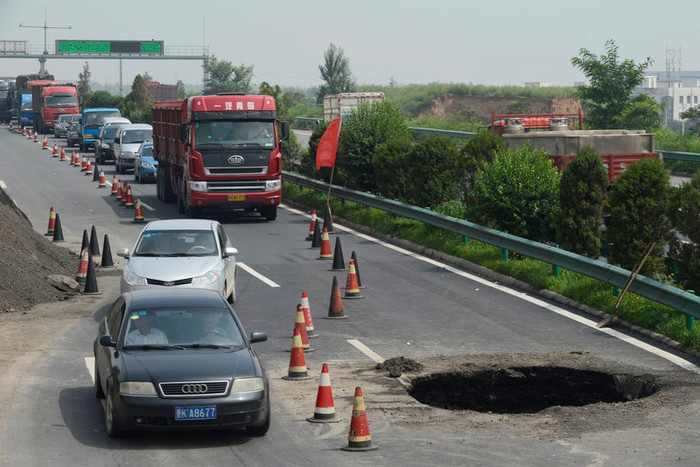 Hình ảnh cho thấy "hố tử thần" trên đường vành đai của Thái Nguyên, thủ phủ tỉnh Sơn Tây vào ngày 1/8. Hình ảnh cho thấy "hố tử thần" trên đường vành đai của Thái Nguyên, thủ phủ tỉnh Sơn Tây vào ngày 1/8.