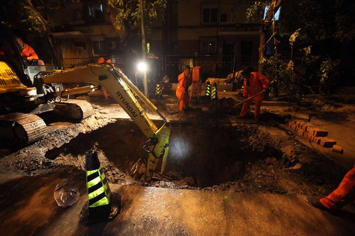 "Hố tử thần" xuất hiện ở một con phố cổ Bắc Kinh ngày 31/7. "Hố tử thần" xuất hiện ở một con phố cổ Bắc Kinh ngày 31/7.