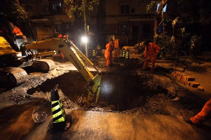 "Hố tử thần" xuất hiện ở một con phố cổ Bắc Kinh ngày 31/7.