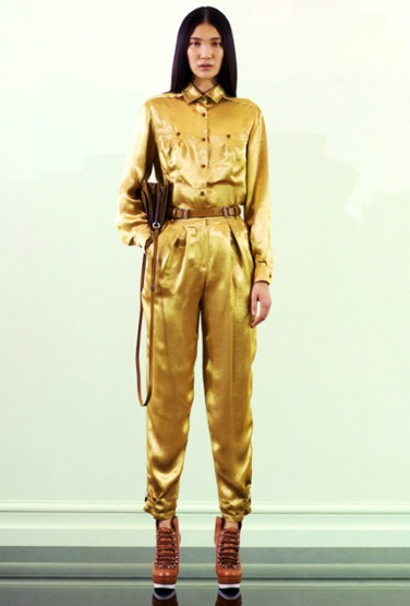 Bộ jumpsuit cũng không nên thiếu trong tủ quần áo của bạn.