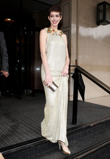 Anne Hathaway lịch lãm trong buổi ra mắt phim "Batman" ở London.