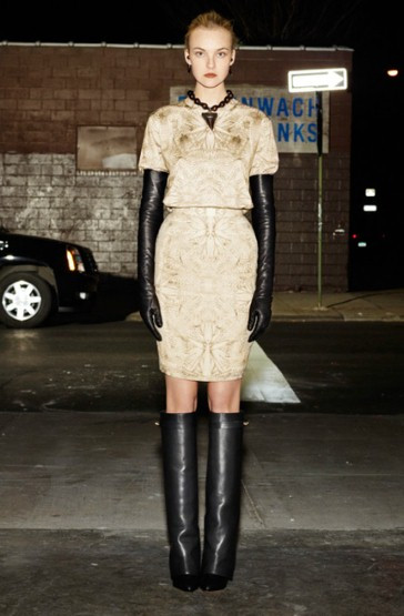 Chiếc váy màu vàng sáng nằm trong bộ sưu tập mùa thu của hãng Givenchy.