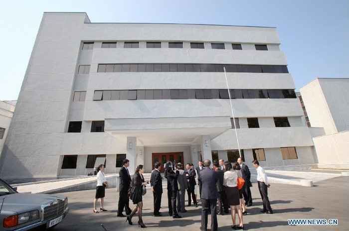 Bên ngoài tòa nhà của Đài Truyền hình Trung ương Bắc Triều Tiên. Bên ngoài tòa nhà của Đài Truyền hình Trung ương Bắc Triều Tiên.