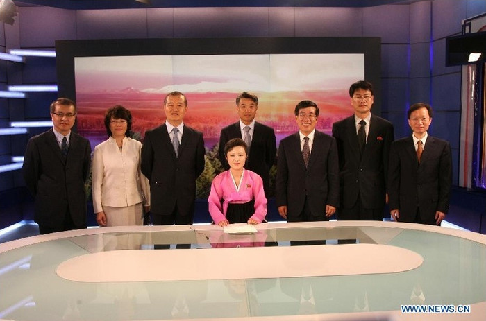 Các vị khách chụp ảnh lưu niệm trong một trường quay. Các vị khách chụp ảnh lưu niệm trong một trường quay.