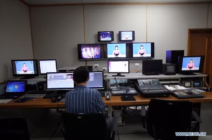 Một nhân viên phòng kỹ thuật làm việc trong phòng tin tức của Đài Truyền hình Trung ương Bắc Triều Tiên Một nhân viên phòng kỹ thuật làm việc trong phòng tin tức của Đài Truyền hình Trung ương Bắc Triều Tiên