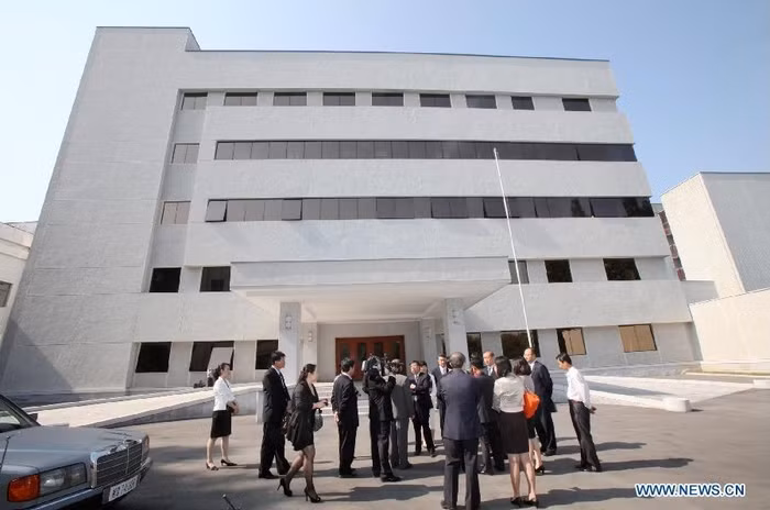 Bên ngoài tòa nhà của Đài Truyền hình Trung ương Bắc Triều Tiên. Bên ngoài tòa nhà của Đài Truyền hình Trung ương Bắc Triều Tiên.