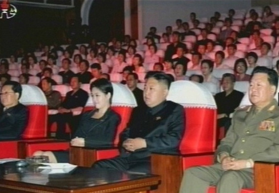 Người phụ nữ bí ẩn này được cho là một ca sĩ nổi tiếng ở Triều Tiên. Người phụ nữ bí ẩn này được cho là một ca sĩ nổi tiếng ở Triều Tiên.