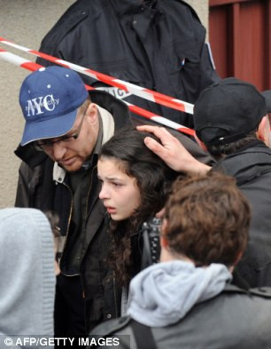 Các học sinh trong trường đã không khỏi bàng hoàng và sợ hãi sau vụ xả súng kinh hoàng.