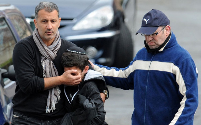 Vụ nổ súng diễn ra chỉ vài ngày sau hai vụ tấn công trong khu vực. Thủ phạm cũng là một người đàn ông đi trên một chiếc xe máy đã giết chết 3 binh sĩ. Hiện, chưa có bằng chứng chính xác cho thấy các vụ nổ súng có liên quan tới nhau nhưng Bộ trưởng Nội vụ Claude Gueant cho biết, các vụ việc có những điểm "tương tự" và cảnh sát đã xác nhận loại súng mà thủ phạm sử dụng trong cả 3 vụ tấn công đều là một