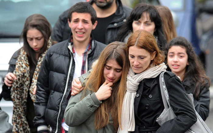 Các quan chức cho hay, một trong các nạn nhân thiệt mạng là cô con gái 10 tuổi của hiệu trưởng trường học. Ngoài ra, một cậu bé 17 tuổi đang trong tình trạng nguy kịch và được điều trị tại bệnh viện. Trường học này đã được sơ tán ngay sau vụ tấn công.