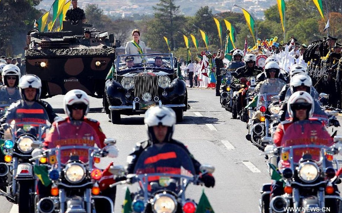 Tổng thống Brazil giữa đoàn xe tháp tùng. Tổng thống Brazil giữa đoàn xe tháp tùng.