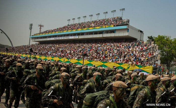 Hàng nghìn người dân đã tập trung tại quảng trường xem diễu binh. Hàng nghìn người dân đã tập trung tại quảng trường xem diễu binh.