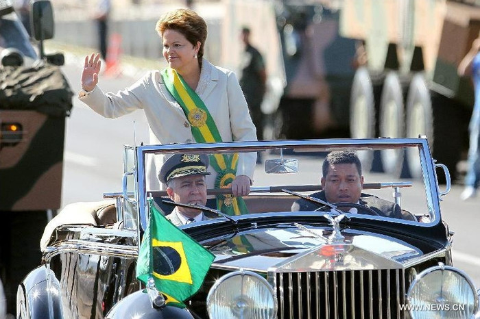 Tổng thống Brazil Dilma Rousseff tham dự lễ duyệt binh tại thủ đô Brasilia., kỷ niệm 190 năm giành được độc lập từ Bồ Đào Nha. Tổng thống Brazil Dilma Rousseff tham dự lễ duyệt binh tại thủ đô Brasilia., kỷ niệm 190 năm giành được độc lập từ Bồ Đào Nha.