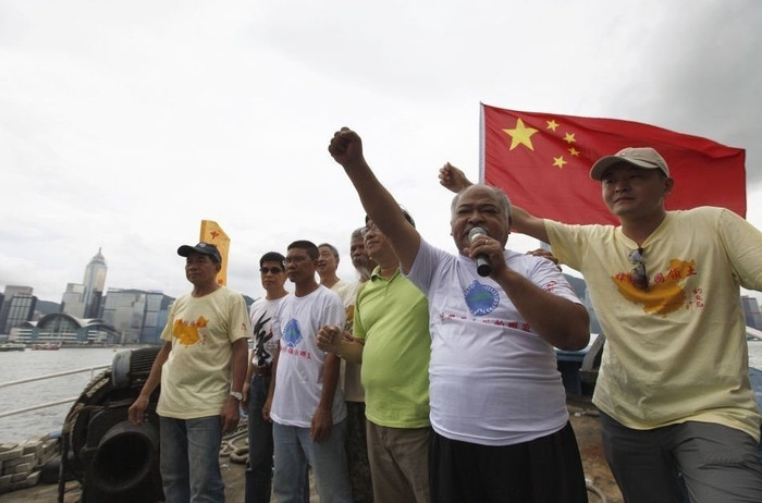 Theo người đứng đầu tổ chức "hành động vì đảo Điếu Ngư" ở Hồng Kông cho biết, nhóm này sẽ đến Senkaku trước khi nghị sỹ Nhật Bản có kế hoạch đến đây vào ngày 19/8. Theo người đứng đầu tổ chức "hành động vì đảo Điếu Ngư" ở Hồng Kông cho biết, nhóm này sẽ đến Senkaku trước khi nghị sỹ Nhật Bản có kế hoạch đến đây vào ngày 19/8.