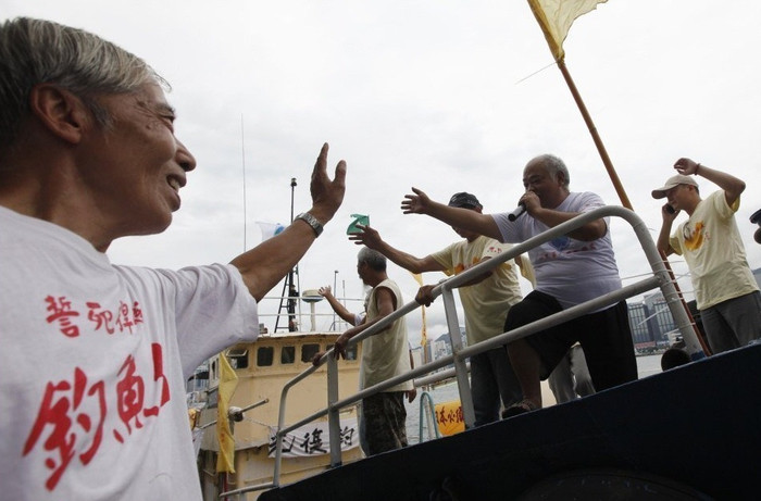 "Nếu Nhật Bản đã mạnh mẽ phản đối chuyến thăm của Tổng thống Hàn Quốc tới nhóm đảo tranh chấp của họ thì Bắc Kinh cũng nên hành động mạnh mẽ để bảo vệ quần đảo Điếu Ngư" - một thành viên trong nhóm các nhà hoạt động có tên David Ko cho hay. "Nếu Nhật Bản đã mạnh mẽ phản đối chuyến thăm của Tổng thống Hàn Quốc tới nhóm đảo tranh chấp của họ thì Bắc Kinh cũng nên hành động mạnh mẽ để bảo vệ quần đảo Điếu Ngư" - một thành viên trong nhóm các nhà hoạt động có tên David Ko cho hay.