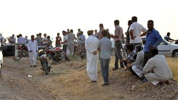 Những người tị nạn Syria đang chờ qua biên giới. Những người tị nạn Syria đang chờ qua biên giới.