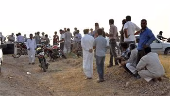 Những người tị nạn Syria đang chờ qua biên giới. Những người tị nạn Syria đang chờ qua biên giới.