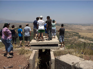 Vị trí quan sát này cũng gần làng Jebata al-Khashab của Syria. Vị trí quan sát này cũng gần làng Jebata al-Khashab của Syria.