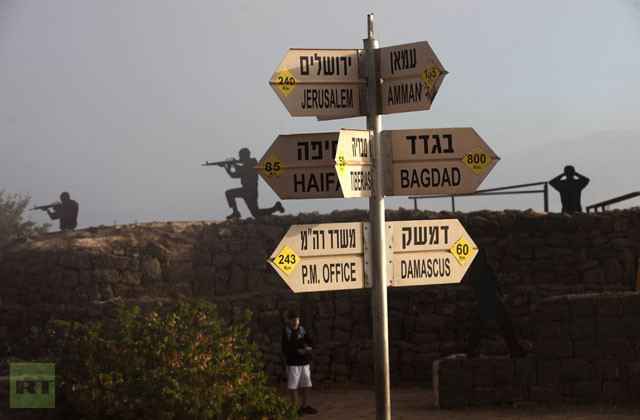 Biển chỉ đường cho thấy quãng đường tới Jerusalem, Baghdad, Damascus và một số địa điểm khác tại một đồn quân sự của Israel trên núi Bental, cao nguyên Golan. Biển chỉ đường cho thấy quãng đường tới Jerusalem, Baghdad, Damascus và một số địa điểm khác tại một đồn quân sự của Israel trên núi Bental, cao nguyên Golan.
