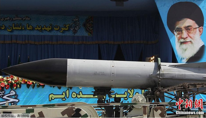 Tên lửa tiến vào trước lễ đài. Tên lửa tiến vào trước lễ đài.