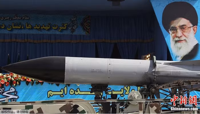 Tên lửa tiến vào trước lễ đài.