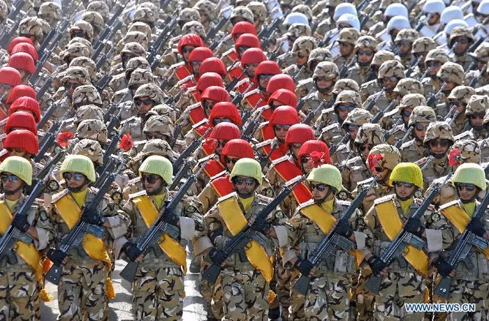 Các binh sĩ Iran diễu binh trên quảng trường.