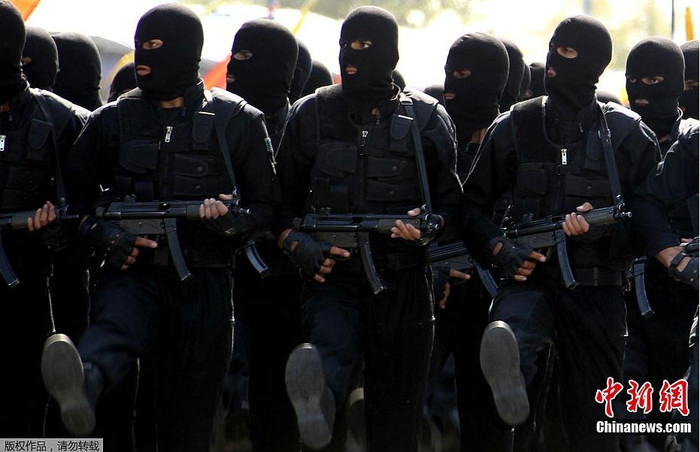 Quân đội Iran, Vệ binh Cách mạng Hồi giáo (IRGC) và lực lượng dân quân tình nguyện Basij đã tham gia cuộc diễu binh. Quân đội Iran, Vệ binh Cách mạng Hồi giáo (IRGC) và lực lượng dân quân tình nguyện Basij đã tham gia cuộc diễu binh.