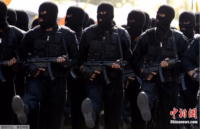 Quân đội Iran, Vệ binh Cách mạng Hồi giáo (IRGC) và lực lượng dân quân tình nguyện Basij đã tham gia cuộc diễu binh.