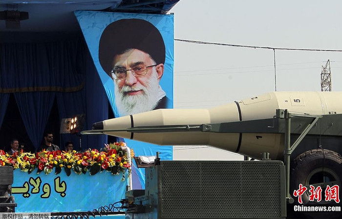 Tên lửa Sejil với tầm bắn xa khoảng 2.000km. Tên lửa Sejil với tầm bắn xa khoảng 2.000km.