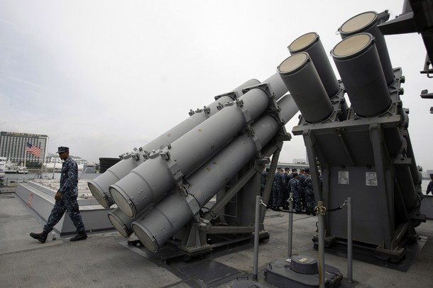 Washington cũng có những quan tâm đến những căng thẳng trong khu vực - một tuyến đường biển quan trọng có hơn 5 nghìn tỷ USD thương mại toàn cầu đi qua khu vực này, trong đó 1 tỷ USD thuộc về Mỹ.