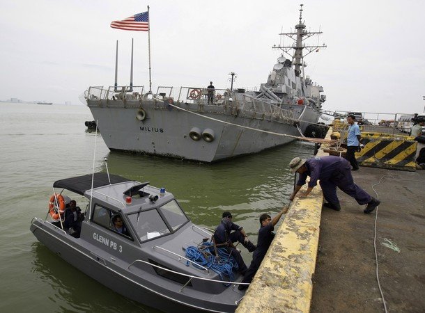 Chuyến thăm diễn ra vào thời điểm khu vực đang có các tuyên bố chủ quyền chồng chéo về quần đảo Trường Sa, Hoàng Sa, bãi Macclesfield và bãi cạn Scarborough. Căng thẳng giữa Philippines và Trung Quốc đặc biệt gia tăng sau một cuộc tranh chấp bắt đầu vào tháng 4 khi một tàu giám sát hàng hải Trung Quốc ngăn cản tàu BRP Gregorio del Pilar bắt giữ ngư dân Trung Quốc đánh bắt bất hợp pháp ở Scarborough.