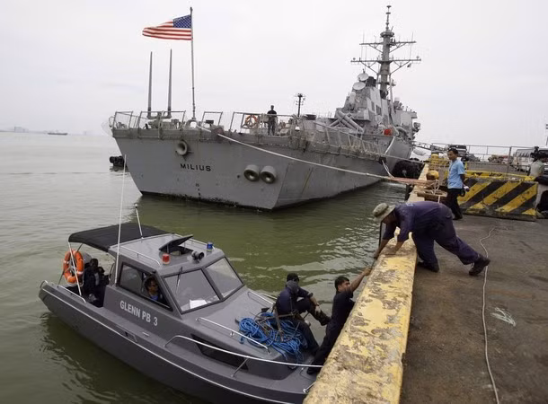 Chuyến thăm diễn ra vào thời điểm khu vực đang có các tuyên bố chủ quyền chồng chéo về quần đảo Trường Sa, Hoàng Sa, bãi Macclesfield và bãi cạn Scarborough. Căng thẳng giữa Philippines và Trung Quốc đặc biệt gia tăng sau một cuộc tranh chấp bắt đầu vào tháng 4 khi một tàu giám sát hàng hải Trung Quốc ngăn cản tàu BRP Gregorio del Pilar bắt giữ ngư dân Trung Quốc đánh bắt bất hợp pháp ở Scarborough.