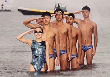 Nhóm ca sĩ, sinh viên Hàn Quốc bơi tiếp sức ra đảo Dokdo/Takeshima. Nhóm ca sĩ, sinh viên Hàn Quốc bơi tiếp sức ra đảo Dokdo/Takeshima.