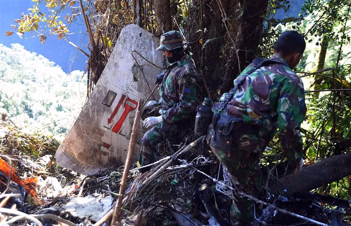 Tìm kiếm nạn nhân trong vụ tai nạn (Ảnh: Reuters).