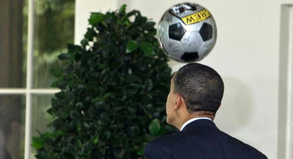 Trổ tài tâng bóng bằng đầu. Trổ tài tâng bóng bằng đầu.