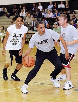 Ông Obama thể hiện sự điêu luyện khi chơi bóng rổ. Ông Obama thể hiện sự điêu luyện khi chơi bóng rổ.