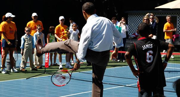 Tổng thống Obama đánh một quả bóng giữa hai chân trong khi chơi tennis tại lễ Phục sinh Egg Roll diễn ra ở Nhà Trắng. Tổng thống Obama đánh một quả bóng giữa hai chân trong khi chơi tennis tại lễ Phục sinh Egg Roll diễn ra ở Nhà Trắng.